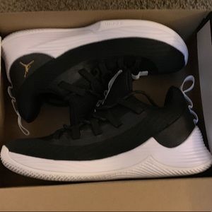 BOYS Size 6Y Jordan B Fly BG